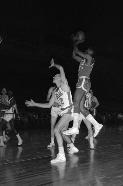 Elgin Baylor, uno dei primi campionissimi della Nba, compie oggi 80 anni. Riviviamo la sua leggenda a partitre da questa foto, datata1961 (NBA/Getty)